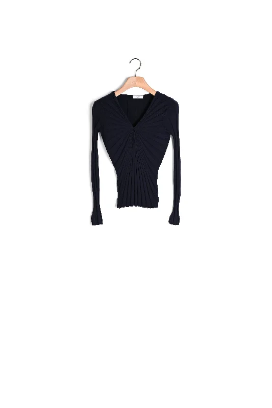 cable knit women cardigan with intricate patternsPull manches longues en coton